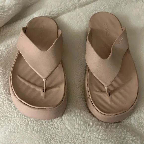 Crocs Getaway Platform Flip Flops in Quartz - Picture 4 of 11